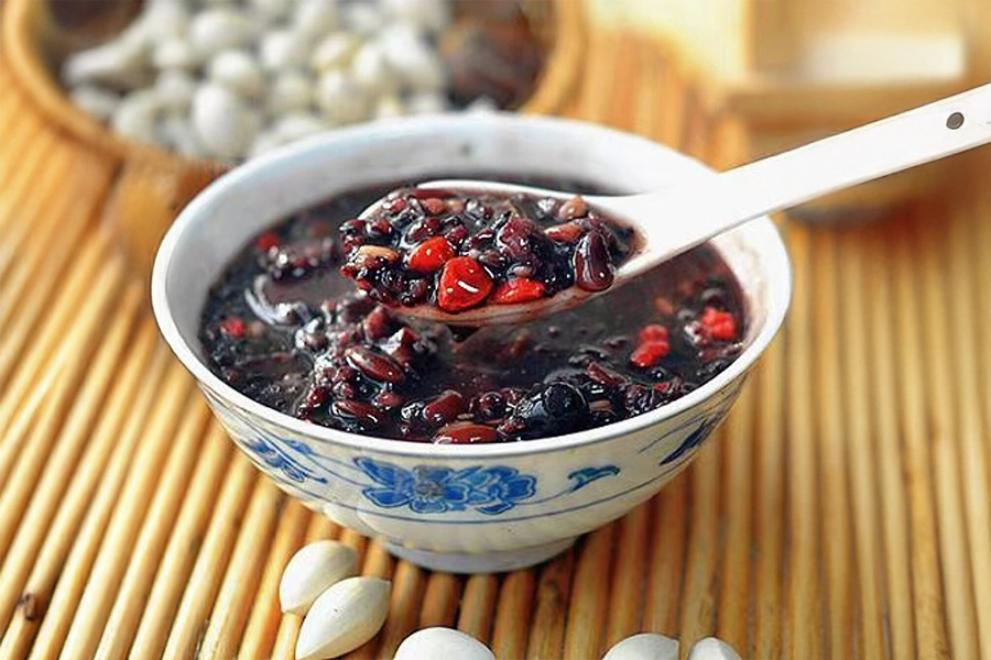 Nấu Cháo Hắc Kỷ Tử – Bữa Sáng Bổ Dưỡng, Dễ Tiêu Hóa